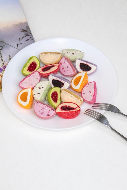 Deser na talerzu z owocami